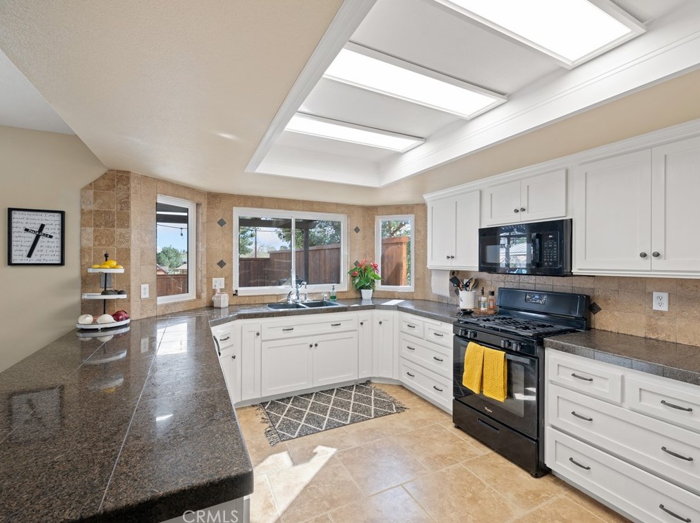 19195 Symeron Rd, Apple Valley CA  92307-4706 exterior