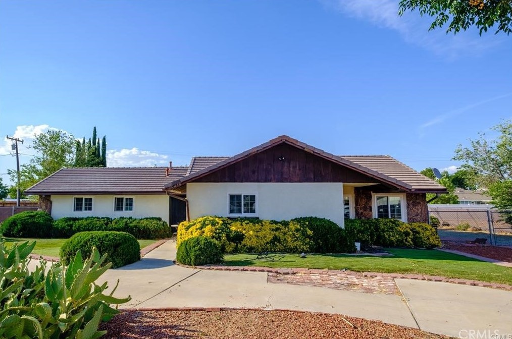 20236 Nowata Rd, Apple Valley CA  92307-5634 exterior