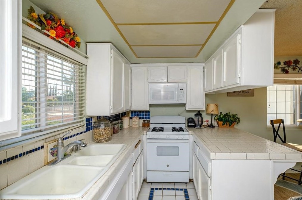 20236 Nowata Rd, Apple Valley CA  92307-5634 exterior