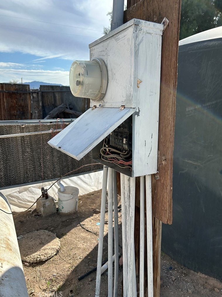 46766 Magney Ln, Newberry Springs, CA 92365-9703