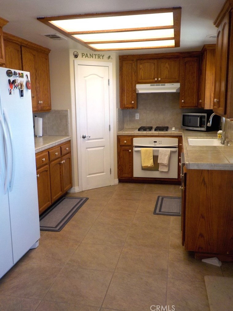 11074 Katchina Rd, Apple Valley, CA 92308-9471