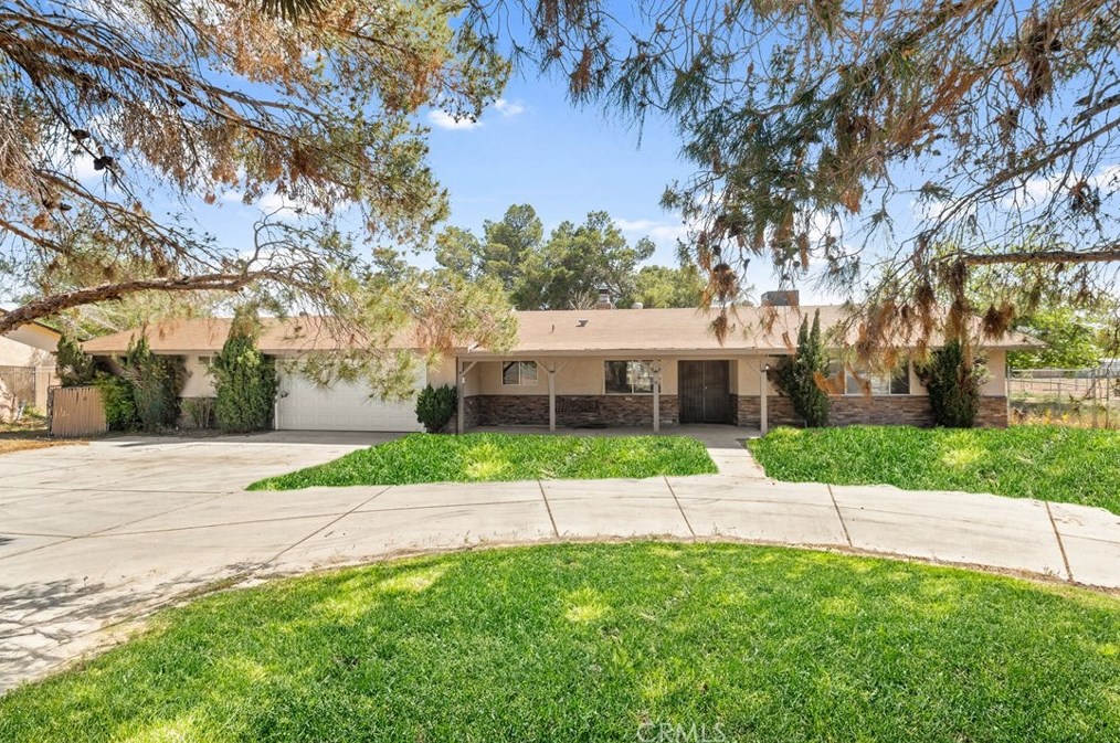 13629 Jicarilla Rd, Apple Valley, CA 92308-5835