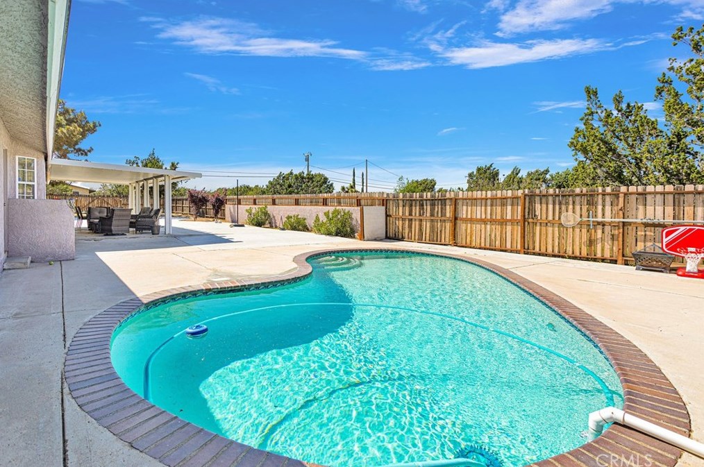17350 Cochise St, Hesperia CA  92345-7282 exterior