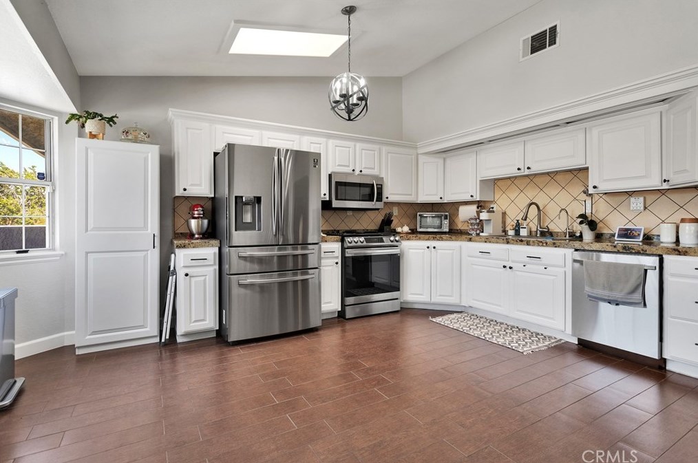 17350 Cochise St, Hesperia CA  92345-7282 exterior