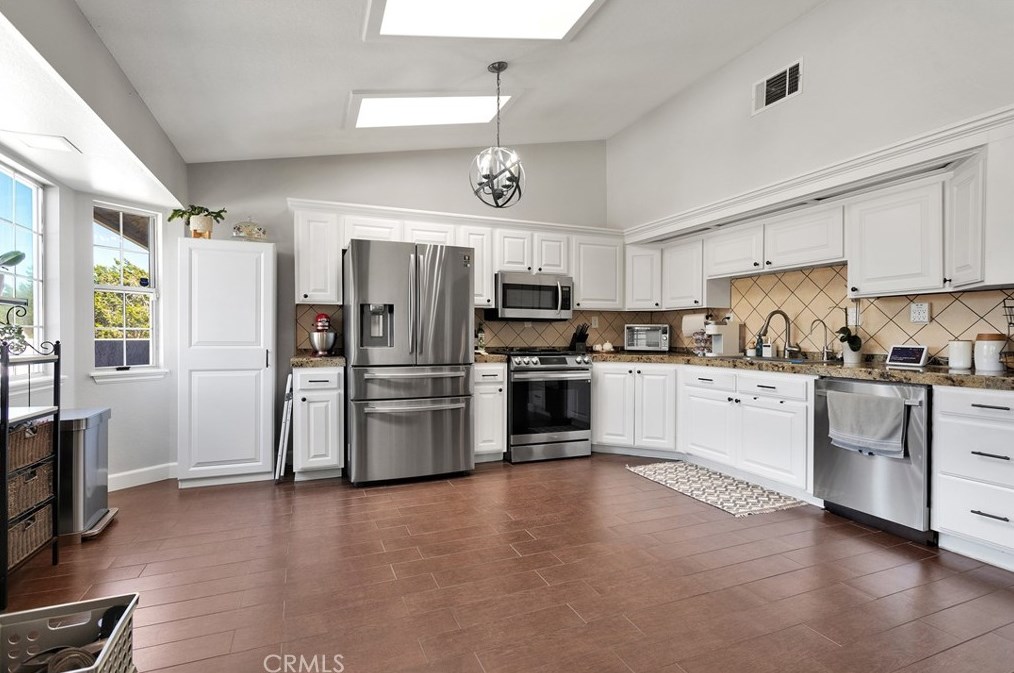 17350 Cochise St, Hesperia CA  92345-7282 exterior