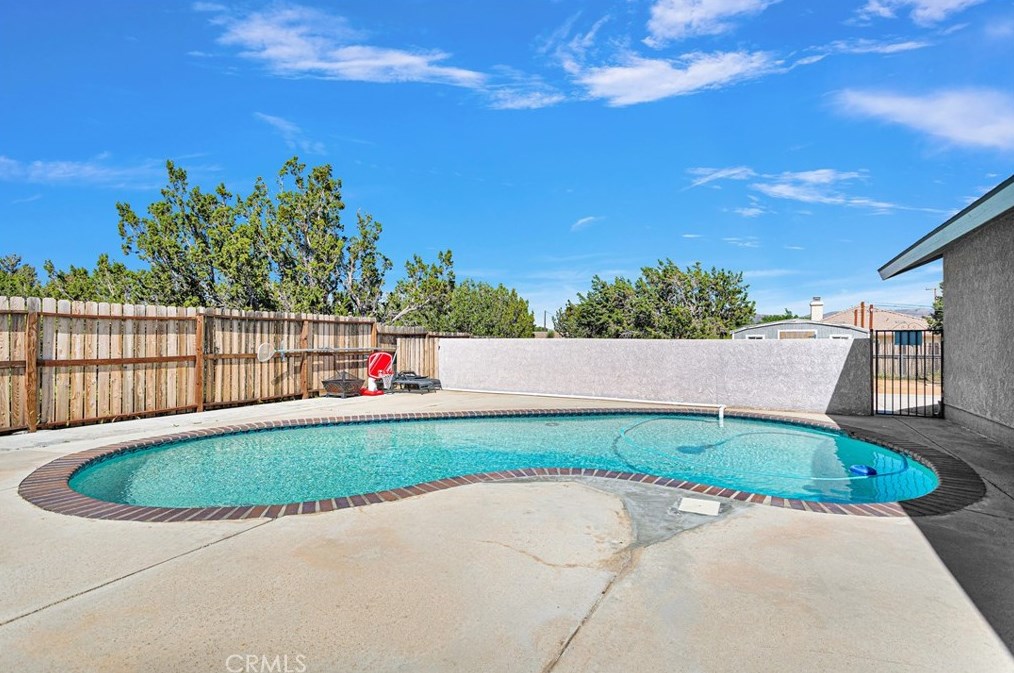 17350 Cochise St, Hesperia CA  92345-7282 exterior
