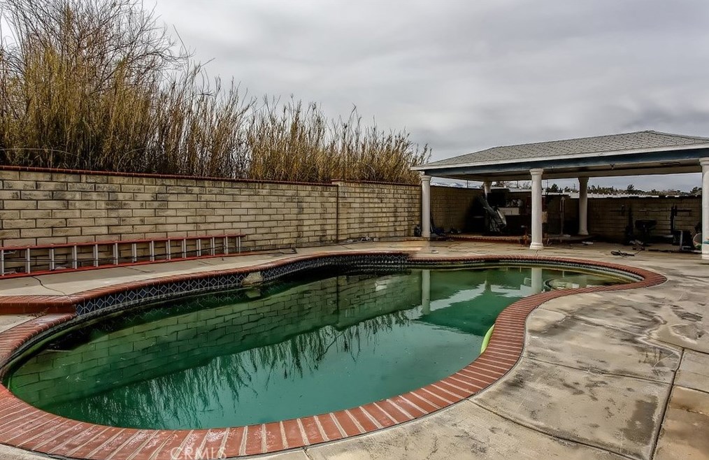 8666 3rd Ave, Hesperia, CA 92345