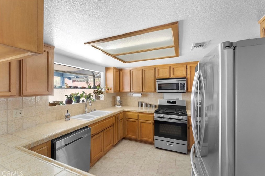 540 Stanford Dr, Barstow, CA 92311-6643