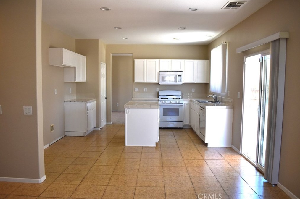14530 Hummingbird Rd, Victorville, CA 92394