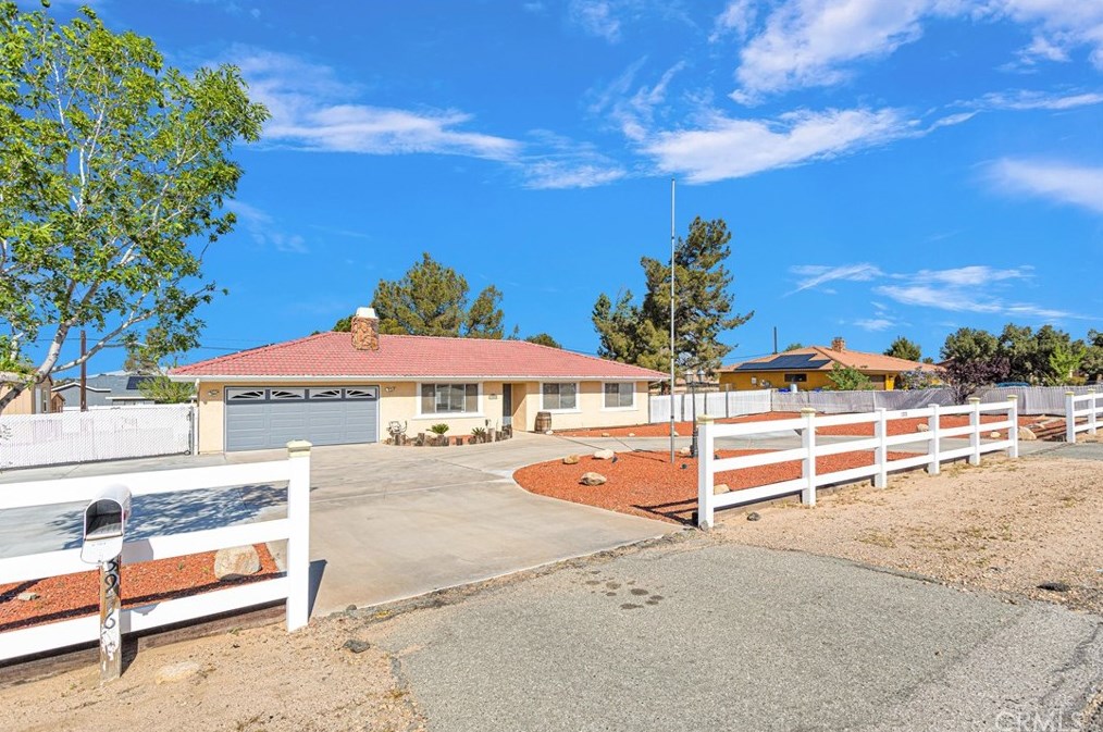 13976 Apple Valley Rd, Apple Valley, CA 92307-5428