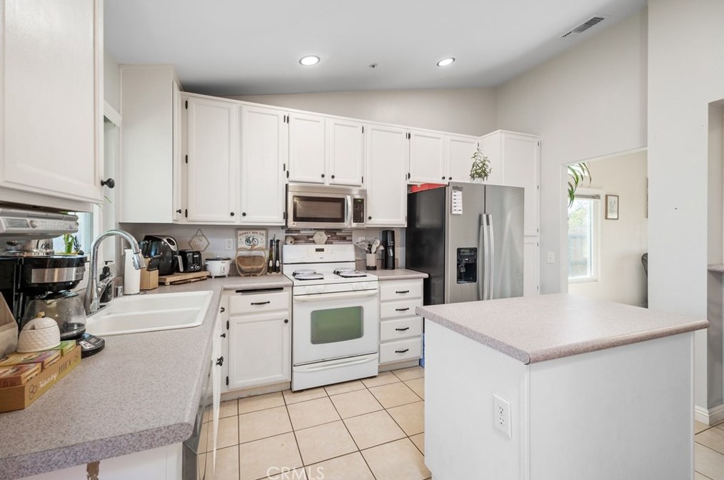 2865 Rancho Vista Dr, Rialto CA  exterior