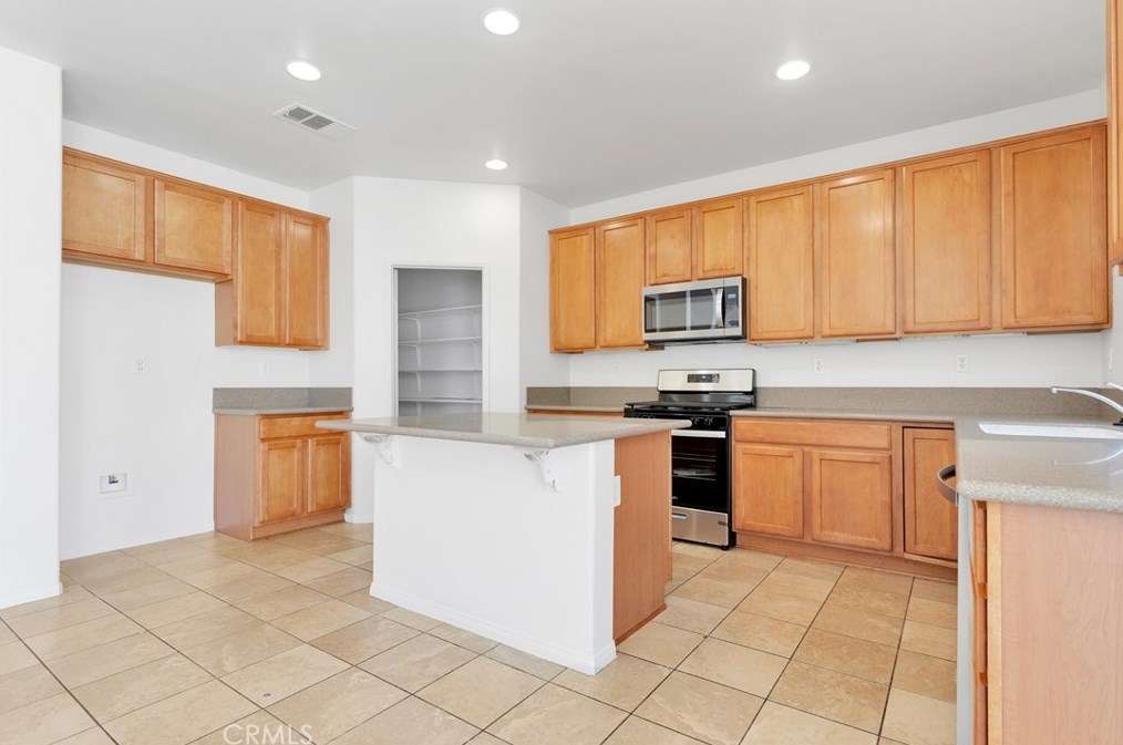 16683 Desert Star St, Victorville CA  92394-1466 exterior