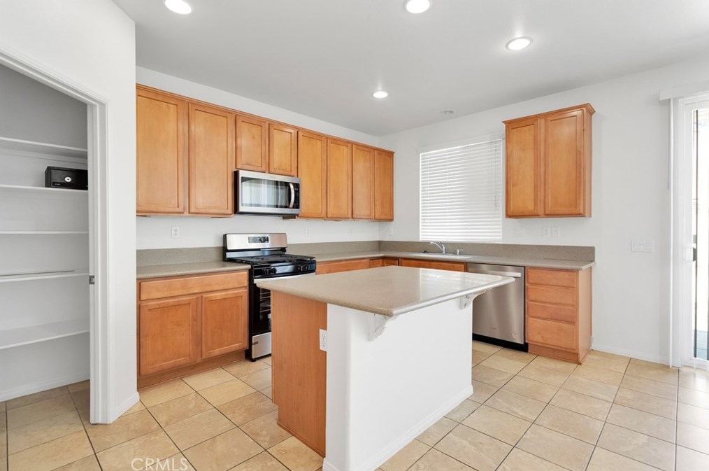 16683 Desert Star St, Victorville CA  92394-1466 exterior