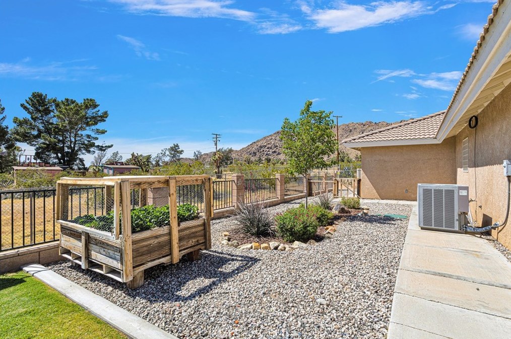 24575 Pala Ln, Apple Valley CA  92307-2021 exterior