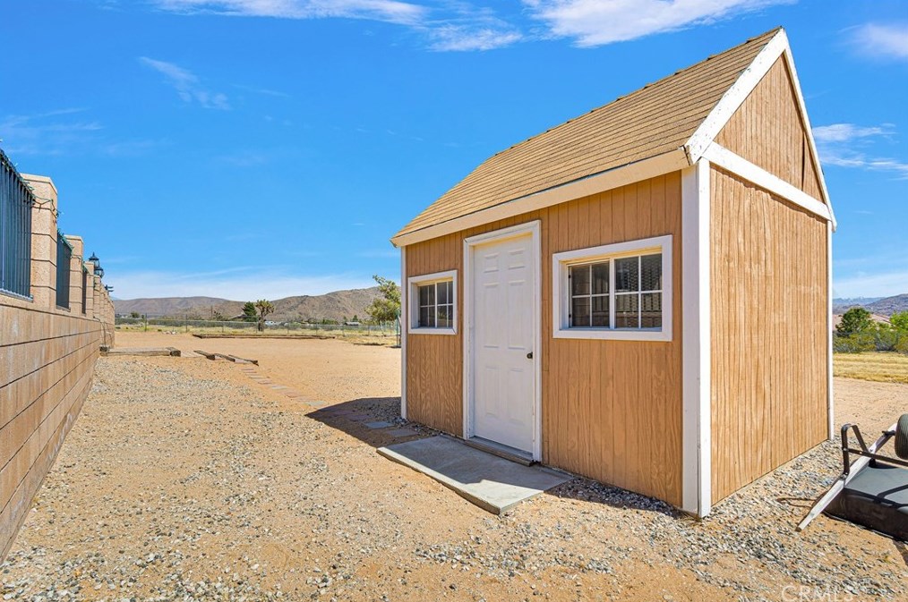 24575 Pala Ln, Apple Valley CA  92307-2021 exterior