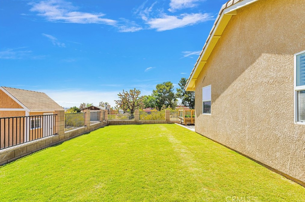 24575 Pala Ln, Apple Valley CA  92307-2021 exterior