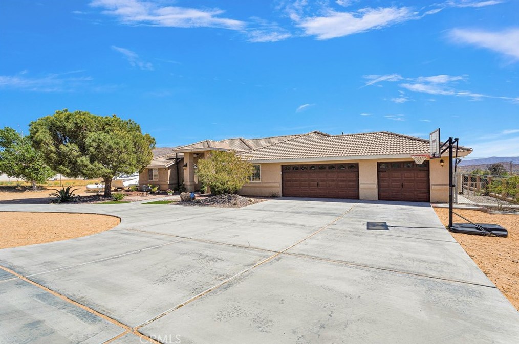 24575 Pala Ln, Apple Valley CA  92307-2021 exterior