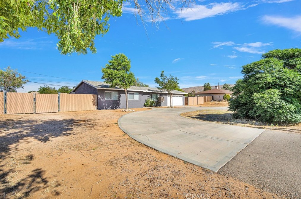 10859 Navajo Rd, Apple Valley, CA 92308-8022