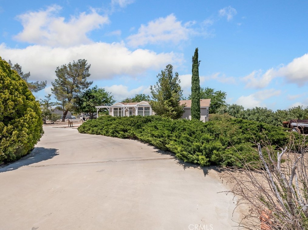 5264 Luna Rd, Phelan, CA 92371-4334