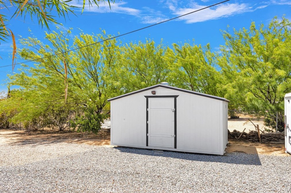 15382 Apple Vly Rd, Apple Valley CA 92307-4563 exterior