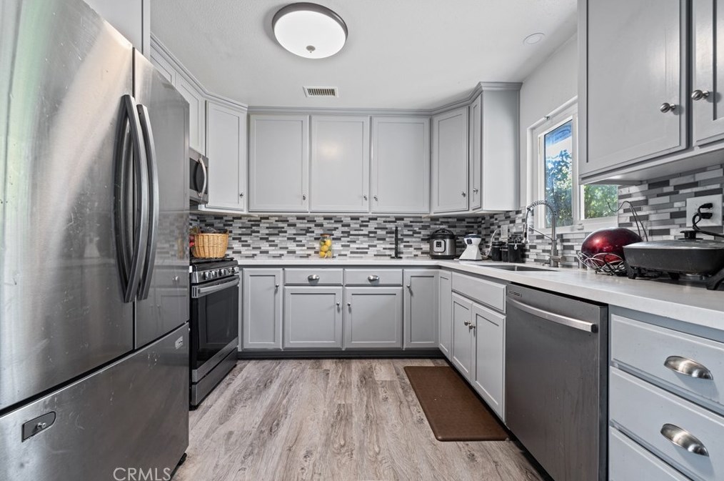 9838 Oakwood Ave, Hesperia, CA 92345