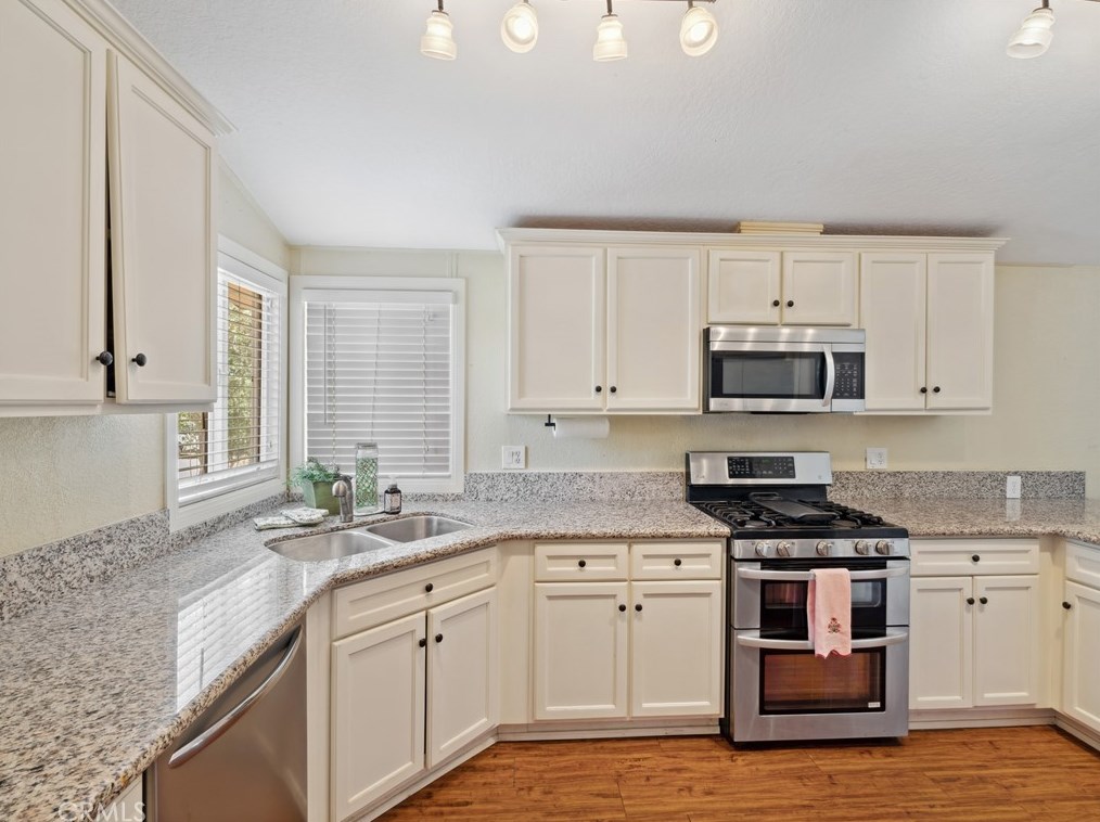 9221 Darwin Rd, Phelan, CA 92371
