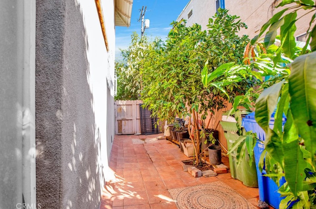 1677 Ardmore Ave, Los Angeles CA  90004-3254 exterior