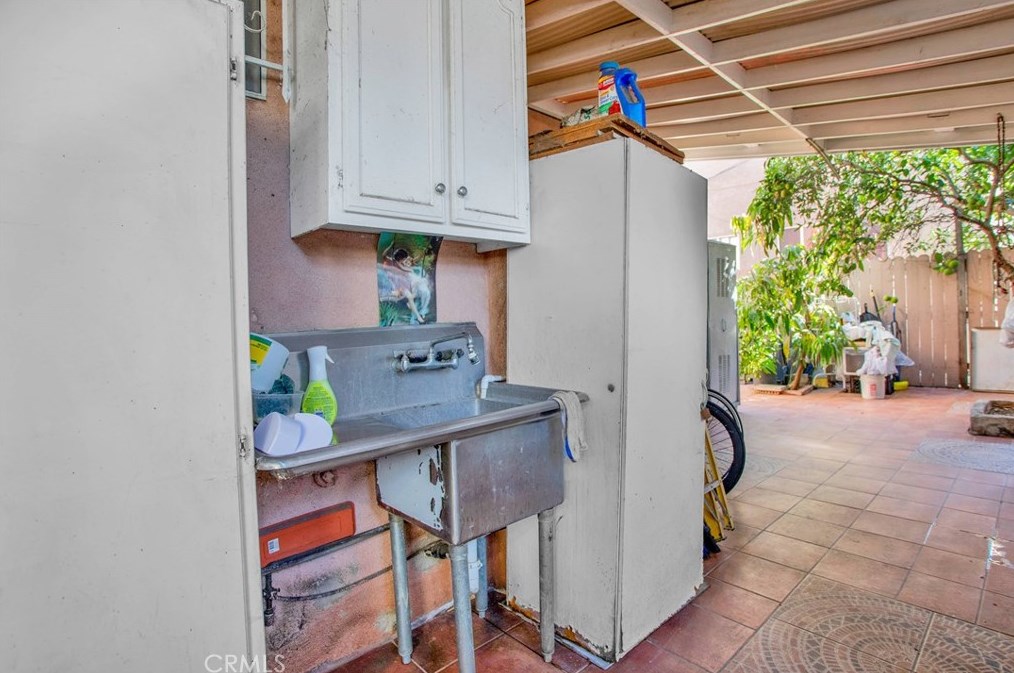 1677 Ardmore Ave, Los Angeles CA  90004-3254 exterior
