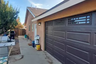 10521 Hollister Rd, Oak Hills, CA 92344 - Photo 22