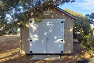 10521 Hollister Rd, Oak Hills, CA 92344 - Photo 26