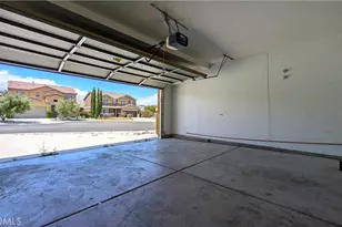 9053 Calico Ct, Oak Hills, CA 92344 - Photo 32