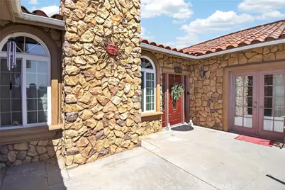 11380 Rochester, Phelan, CA 92371 - Photo 8