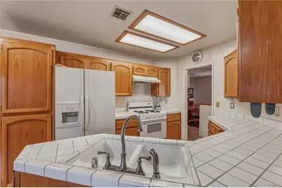 22410 Broken Lance Court, Apple Valley, CA 92307 - Photo 4