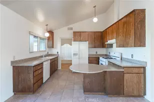 15560 Elmwood Dr, Victorville, CA 92395 - Photo 4