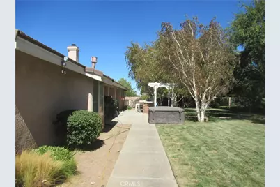 9839 Bellflower, Oak Hills, CA 92344 - Photo 32
