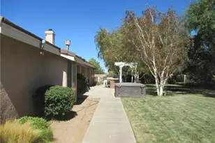 9839 Bellflower, Oak Hills, CA 92344 - Photo 32