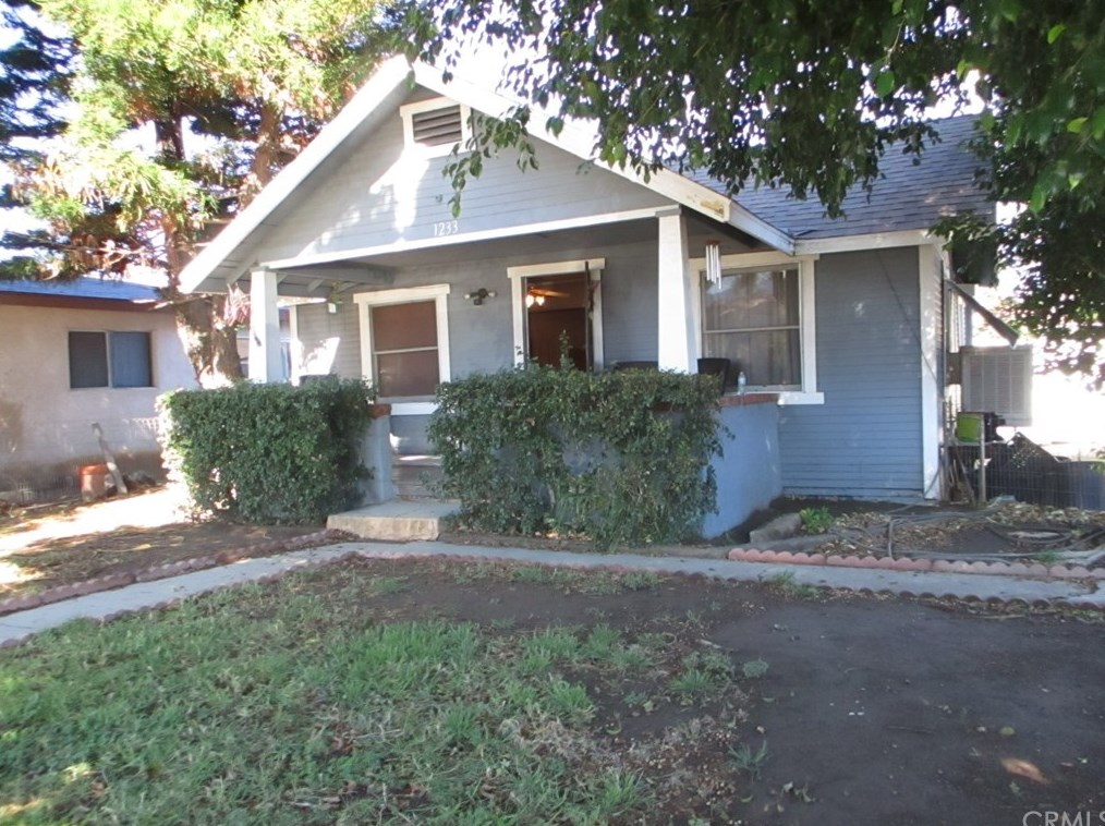 1233 E St, Corona, CA 92882-1846