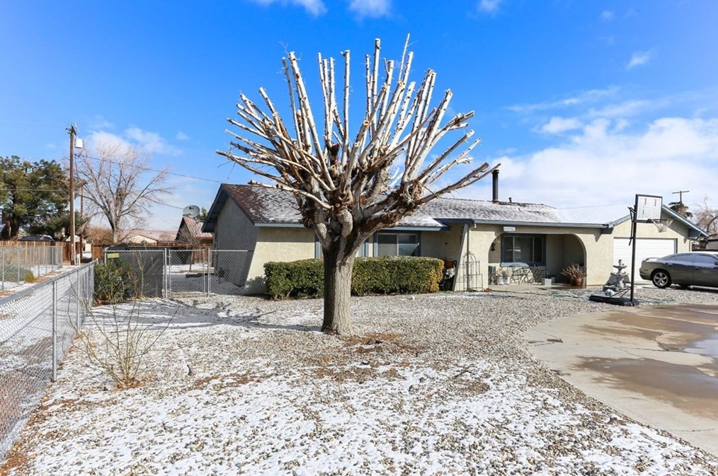 20218 Yucca Loma Rd, Apple Valley, CA 92307-7207