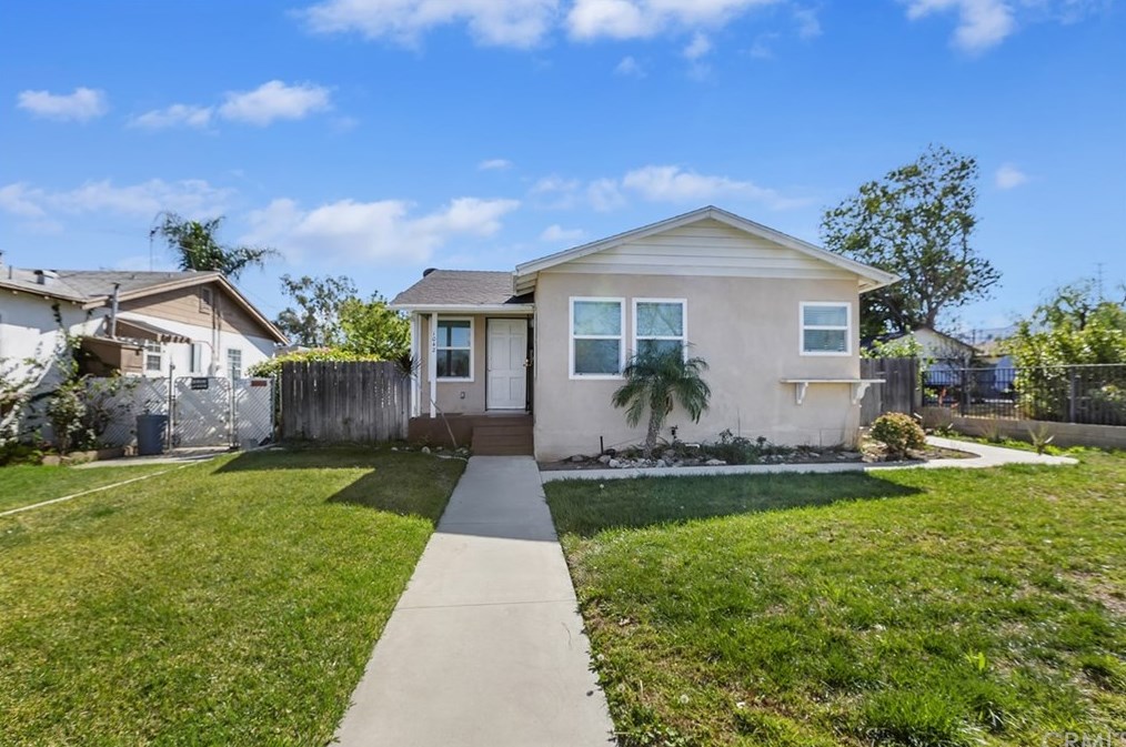 1042 5th St, Corona, CA 92882-1806