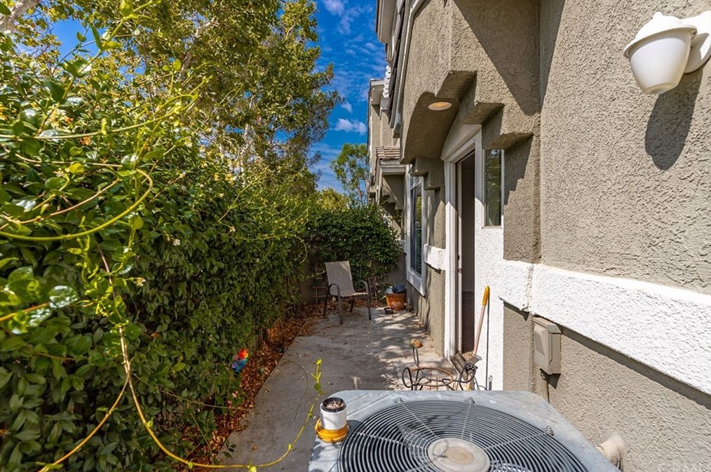 678 Azure Ln, Corona CA  92879-7854 exterior