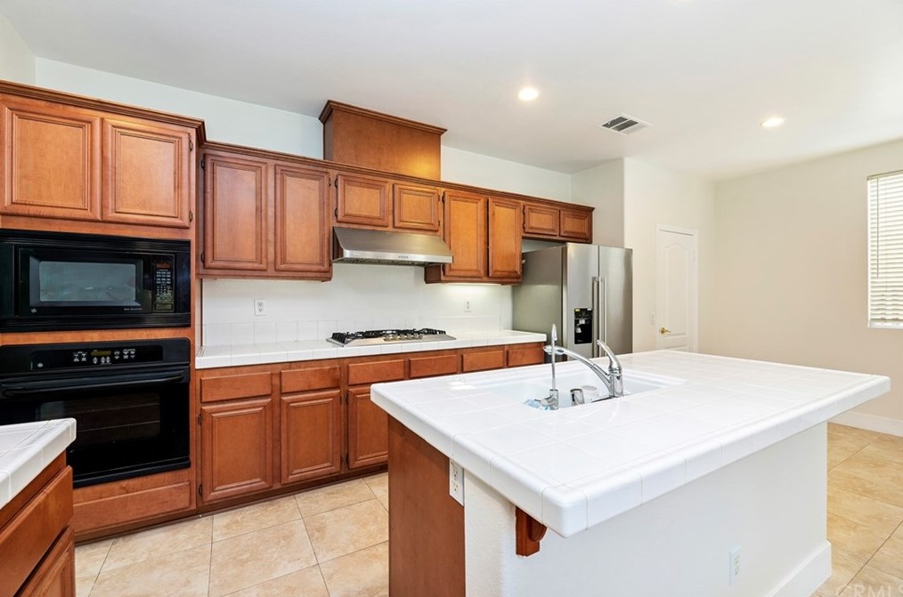 13902 Star Ruby Ave, Corona CA  92880-8561 exterior