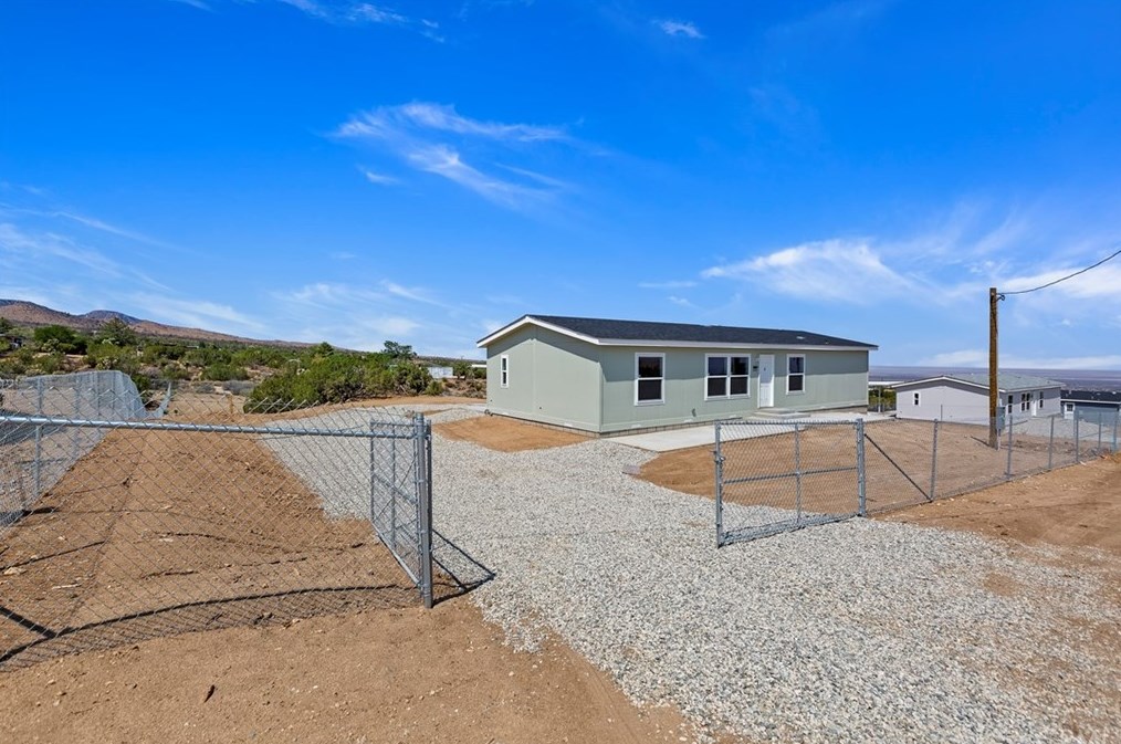 9752 Oasis Rd, Pinon Hills CA  92372 exterior