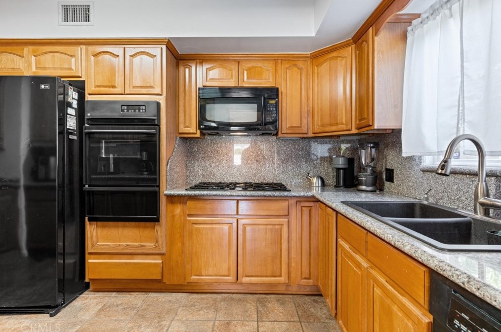 17448 Filbert St, Fontana CA  92335-5921 exterior