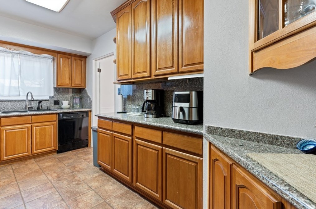 17448 Filbert St, Fontana CA  92335-5921 exterior