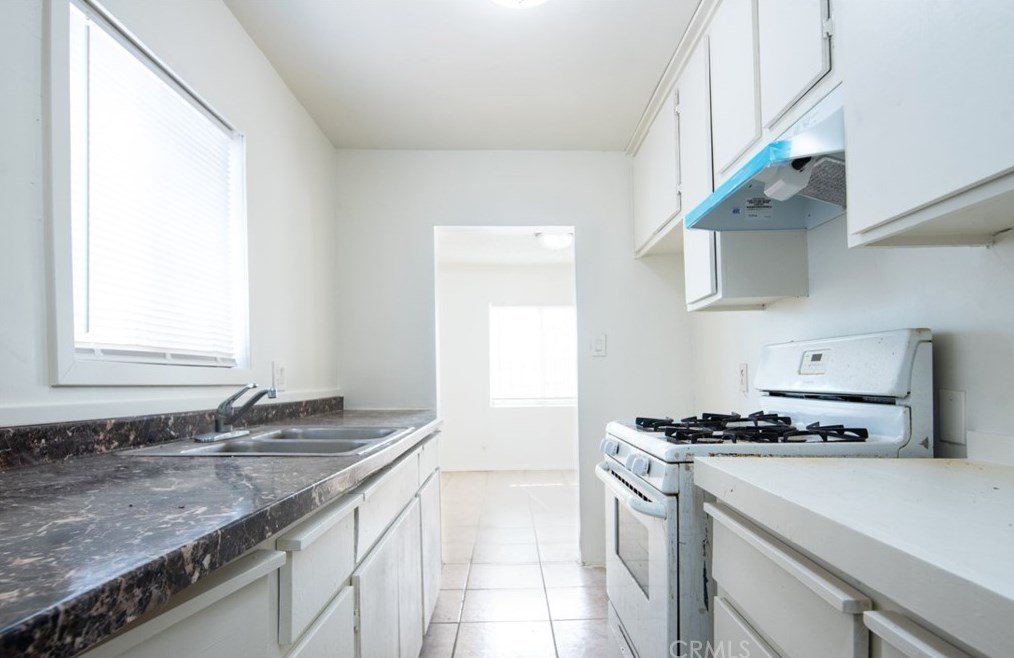1201 67th St, Los Angeles, CA 90001-1626