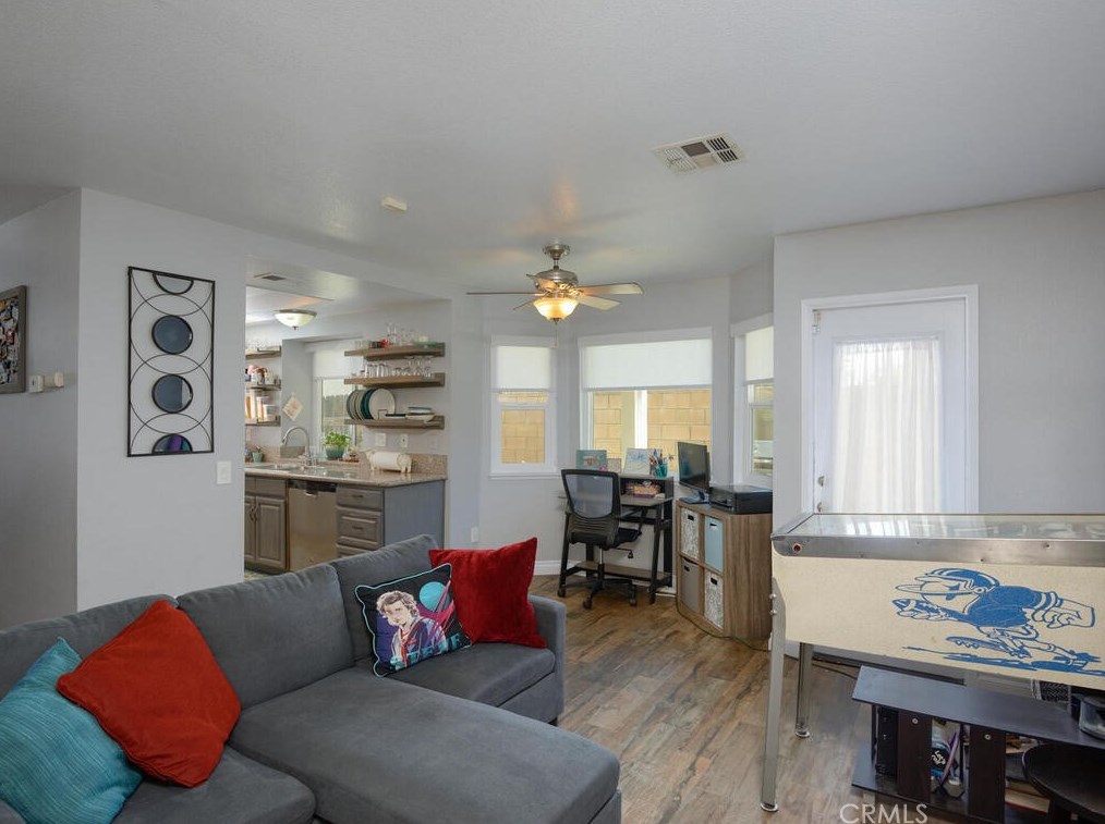 13605 Kings Canyon Ct, Fontana CA  92336-3805 exterior