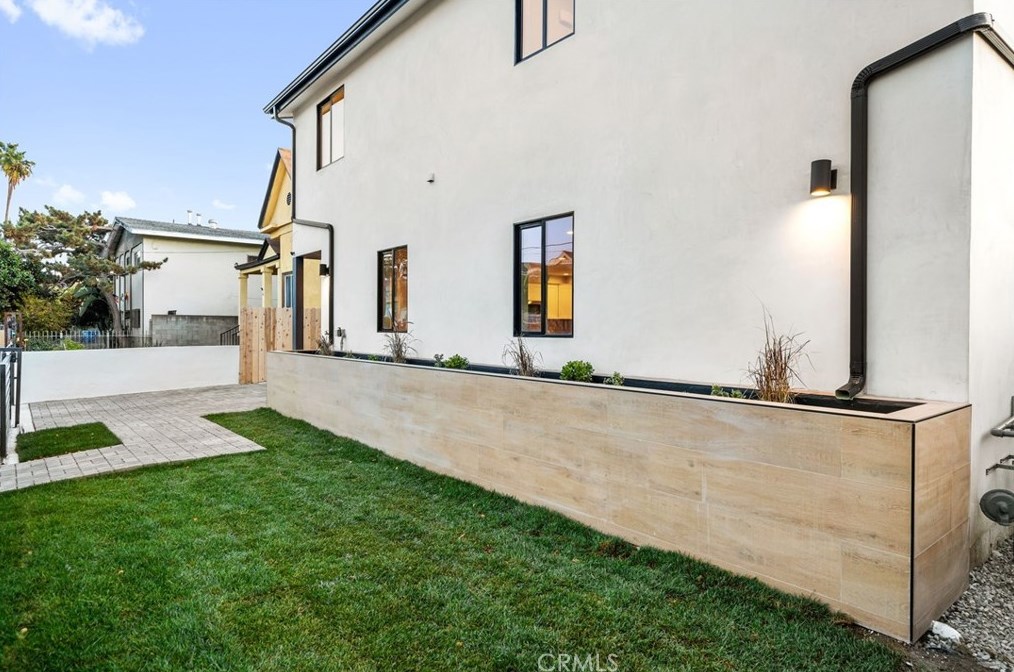 212 24th St, Los Angeles CA  90007-2635 exterior