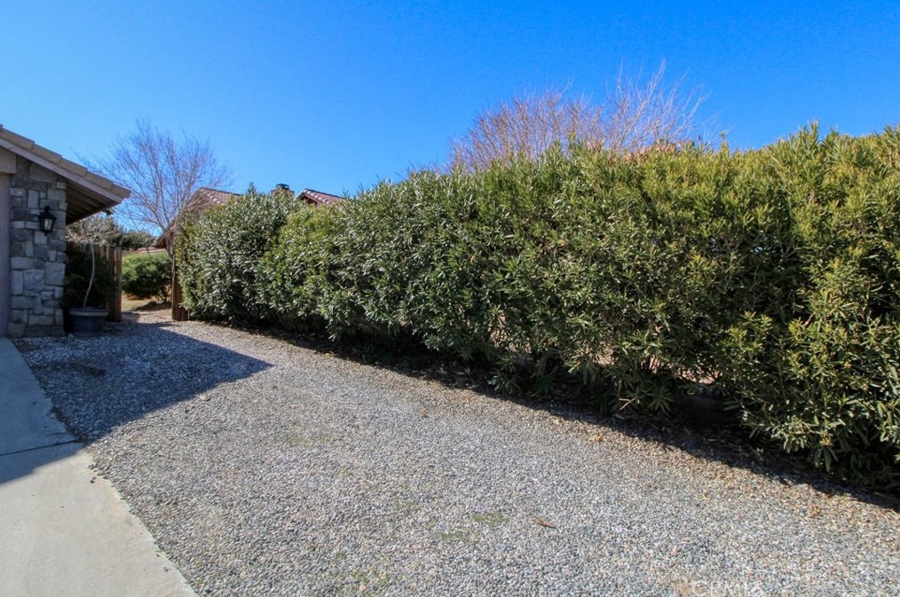 13431 Mountain Dr, Hesperia, CA 92344-9781