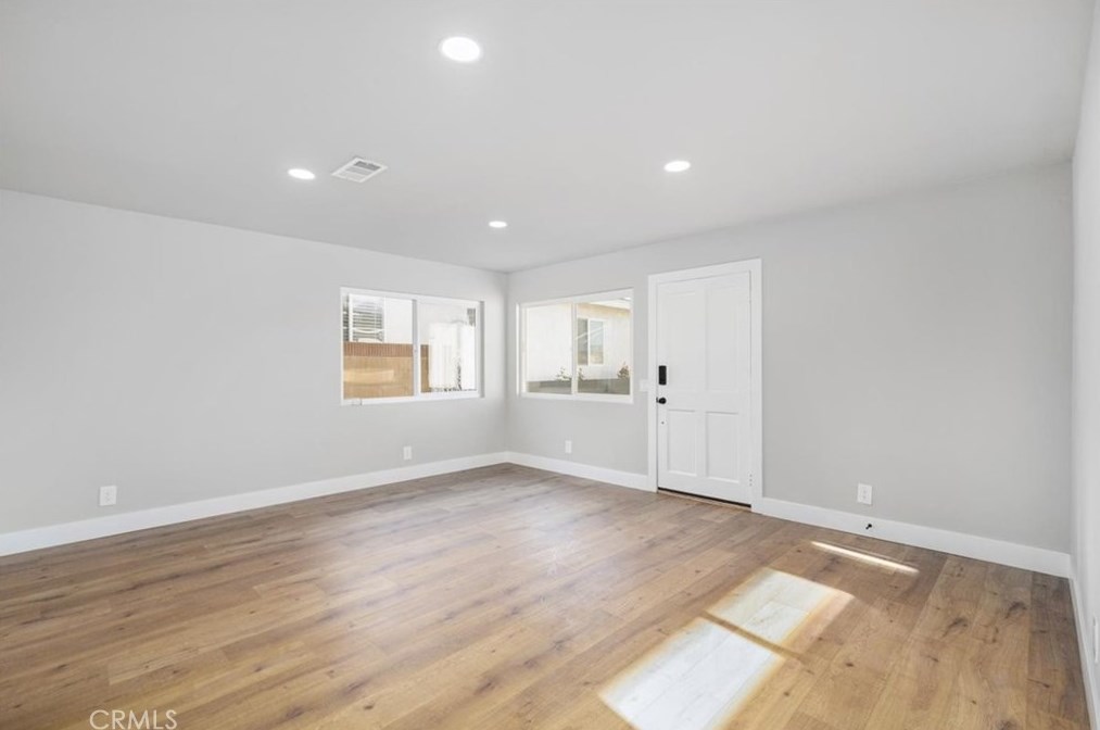 733 74th St, Los Angeles CA  90001-2309 exterior