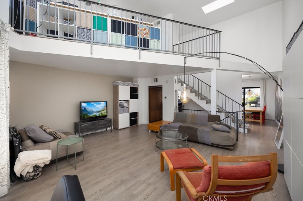 1858 Alvarado St, Los Angeles, CA 90026-1794